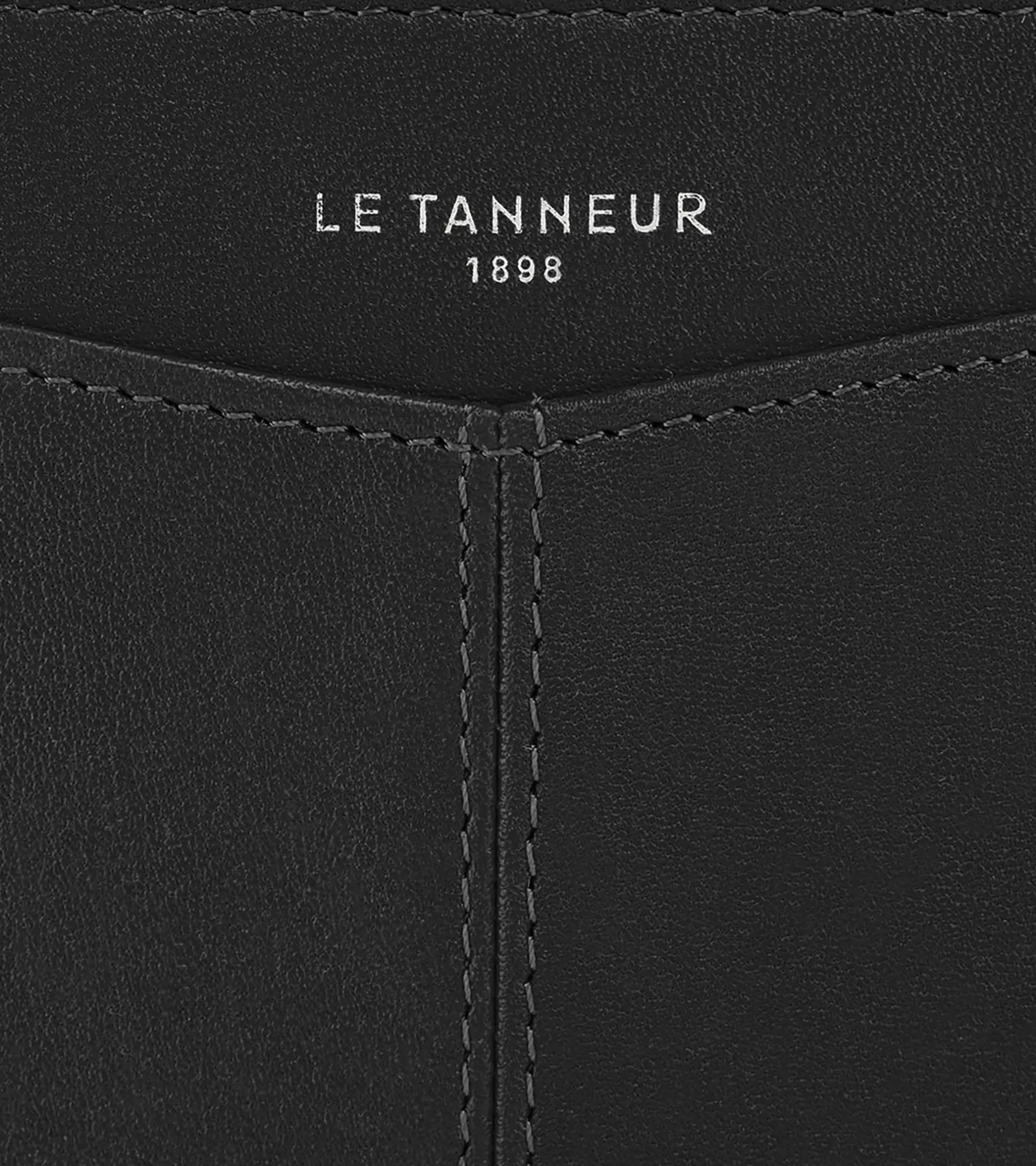 porte_monnaie_zipp_avec_porte_cartes_amovible_charlotte_en_cuir_lisse__black_2.webp Femme Le Tanneur Porte monnaie zippé avec porte cartes amovible Charlotte en cuir lisse - Black